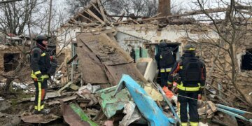 російські обстріли Дніпропетровщини та Запоріжжя: є загиблий та численні поранені і руйнування будинків