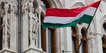 Уряд Угорщини опублікував петицію проти фінансування України Євросоюзом із принизливим фото Зеленського