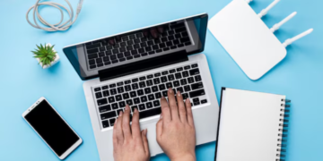 Скільки електроенергії “з’їдають” ноутбук, роутер і смартфон: реальні цифри