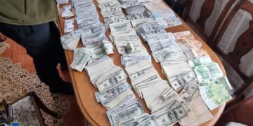 СБУ викрила схему ухилення від мобілізації на Дніпровщині: у голови ВЛК знайшли 300 тисяч доларів