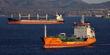 Двойной удар: Британия хочет финансировать Украину благодаря продаже российской нефти, конфискованной после задержания теневых танкеров.