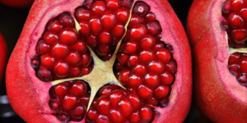 Чи можна їсти гранат з кісточками: відповідь експертів