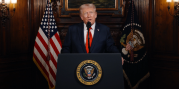 Трамп під час свого виступу почав перекривлювати Байдена: гарчав, кашляв і крутив головою. ВІДЕО