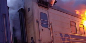 Росіяни вдарили трьома “Шахедами” по пасажирському потягу на Харківщині, є поранені