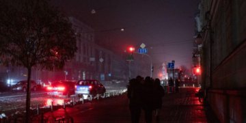 Київ починає виходити з екстрених відключень світла: де вже діють графіки