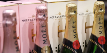 Трамп зазіхнув на “святе”: Франція обурена через погрози на адресу шампанського