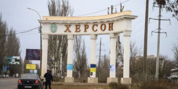 російські війська атакували лікарню в Херсоні, поранено двох працівниць