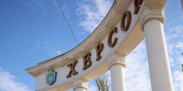 росіяни навмисно стріляють по цивільних у Херсоні, є поранені – відео