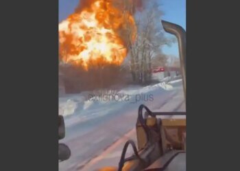 В Тамбовской области взорвался поезд с топливом — десятки вагонов сошли с рельсов