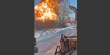 В Тамбовской области взорвался поезд с топливом — десятки вагонов сошли с рельсов