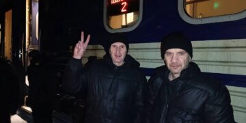 Укрзалізниця показала повернення116 звільнених з полону українців додому