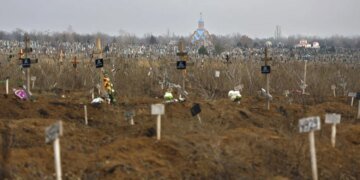 рф намагається приховати сліди злочинів в окупованому Маріуполі та знищує масові поховання цивільних – ЦПД