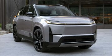 Toyota представила свій перший електричний трирядний кросовер