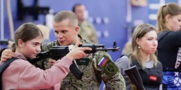 росіяни готують дітей на ТОТ територіях до війни під виглядом "навчання"