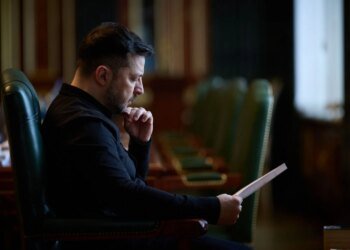 Зеленський заявив, що "вперше чує" про оголошення виборів 24 лютого