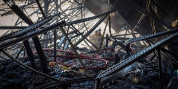 На Київщині рятувальники п'яту добу ліквідовують наслідки ворожого обстрілу промпідприємства