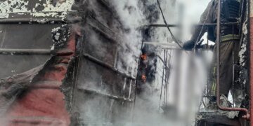 Російські війська атакували залізничну інфраструктуру на Сумщині, загорілось депо та вагон