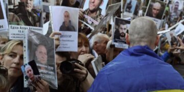 Требуют деньги за обмен и «лечение»: как мошенники обманывают семьи пропавших без вести