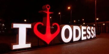 Ворог атакував Одесу безпілотниками: пошкоджено багатоповерхівку та об'єкт торгівлі