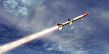 Масштабна ракетна атака на Україну спричинила тривогу по всій країні та активізацію сил ППО