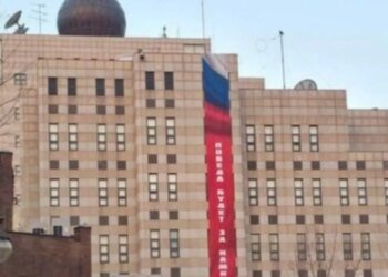 «Победа будет за нами»: южнокорейцы унизили российских дипломатов в Сеуле. ФОТО