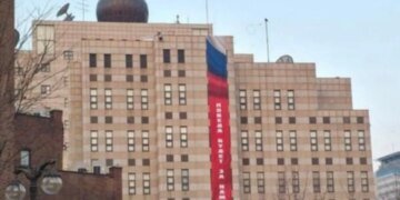 «Победа будет за нами»: южнокорейцы унизили российских дипломатов в Сеуле. ФОТО