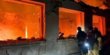 На Харківщині ворожий дрон влучив у будинок, з-під завалів дістали тіло чоловіка, дружина поранена