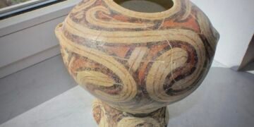Митники передали до Національного музею історії трипільську вазу, яку намагалися вивезти до Швейцарії. ФОТО