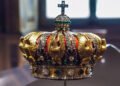 “Розчавлена, але майже ціла”: Лувр показав корону дружини Наполеона III, яка була пошкоджена під час пограбування музею