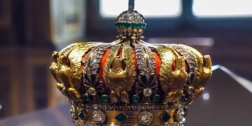 “Розчавлена, але майже ціла”: Лувр показав корону дружини Наполеона III, яка була пошкоджена під час пограбування музею