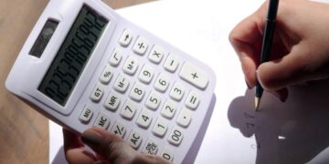 Конец дешевой коммуналке: Кабмин утвердил жесткий план повышения цен на свет и тепло по требованию МВФ