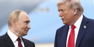 Игра в одни ворота и “формула Анкориджа”: Трамп заставляет Зеленского принять тайное условие Путина