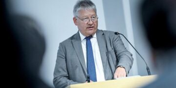 Прилетел за 8 часов до вторжения: как глава немецкой разведки оказался заблокирован в киевском отеле