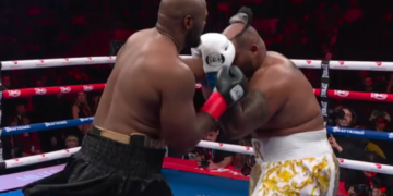 Боксер, який кидав виклик Усику, втратив волосся від ударів просто на рингу