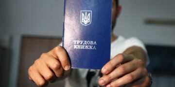 Трудовая книжка с ошибками или утеряна: как подтвердить стаж для пенсии