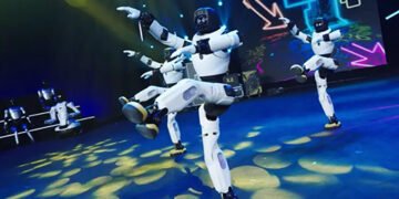 Танці, пісні та гумор: у Китаї відбувся перший у світі гала-концерт за участі роботів-гуманоїдів