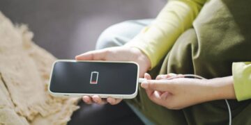 Прекратите заряжать смартфон до 100%: эксперты объяснили, почему это уничтожает аккумулятор