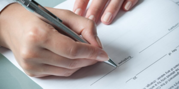 В Украине хотят узаконить видеослежку и чтение переписки на работе: детали нового Трудового кодекса