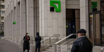 Правительство Украины планирует продать 7% акций государственного «ПриватБанка» украинцам.