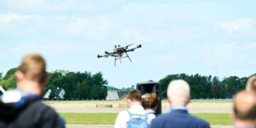 У Данії представили перший у світі дрон із двома гвинтівками калібру 12,7 мм для ураження бронетехніки