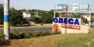 Одеса вранці зазнала російської атаки, є влучання в будинок