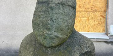 Українські військові евакуювали кам'яних баб із зони ударів рф на Запоріжжі