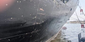 У Чорноморську внаслідок удару ворожим БПЛА пошкоджено цивільне судно під прапором Панами – АПМУ