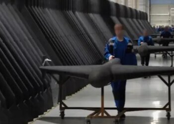 Детство возле «Шахедов»: Кремль отправляет школьников на военный завод. ВИДЕО