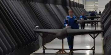 Детство возле «Шахедов»: Кремль отправляет школьников на военный завод. ВИДЕО