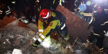Уже 7 загиблих через удар рф по багатоповерхівці у Харкові, серед них – двоє дітей