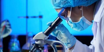 Учені знайшли вбудовану зброю проти алергії на арахіс – людську слину