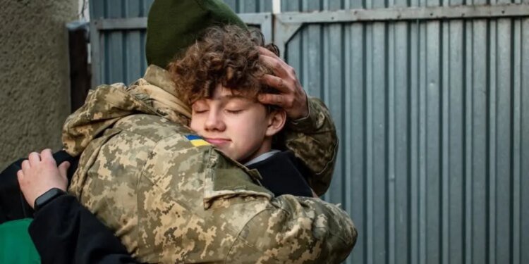 Украинцам объяснили, как детям военных получить государственную помощь