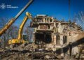 Рятувальники завершили розбір завалів зруйнованої російською ракетою п’ятиповерхівки у Харкові