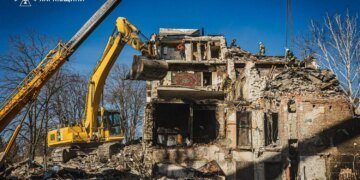 Рятувальники завершили розбір завалів зруйнованої російською ракетою п’ятиповерхівки у Харкові